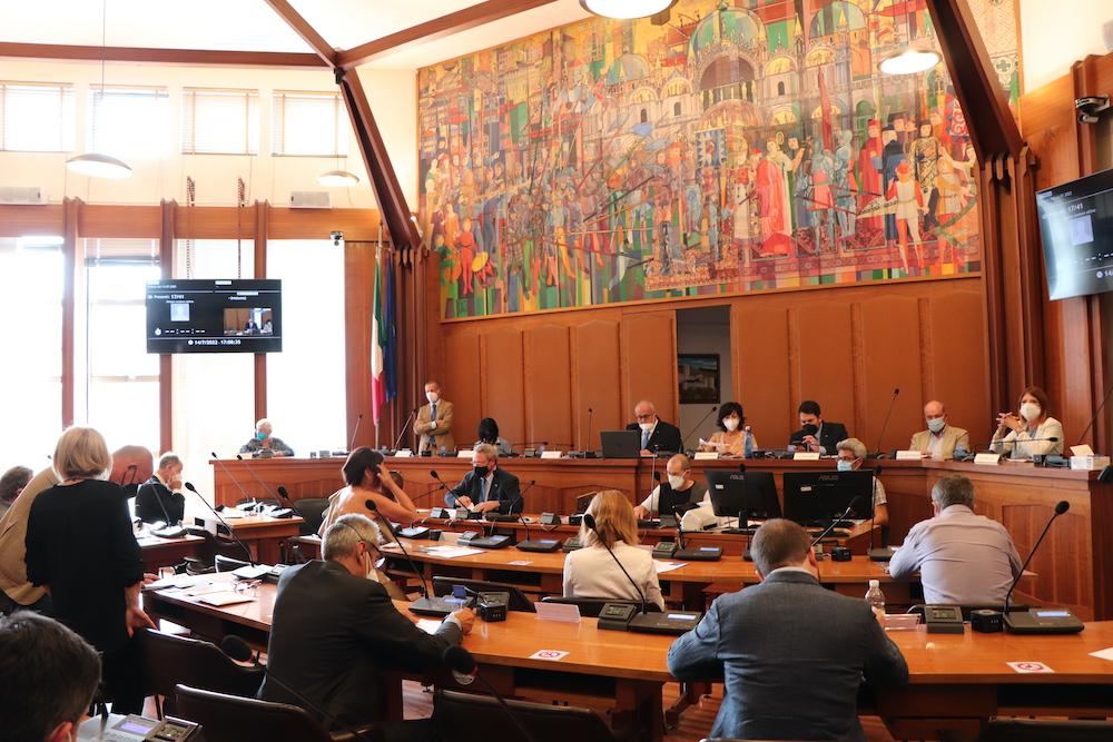 Copertina per Ritorno in Aula a Gorizia, subito scintille e prime dimissioni