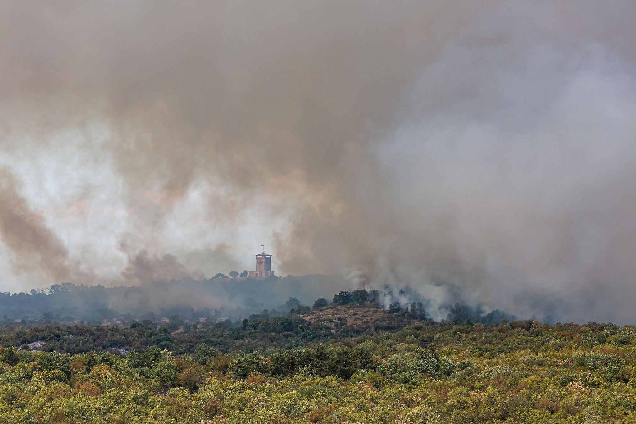 Immagine per Fiamme minacciano le case nel comune di Merna, sfollati a Šempeter