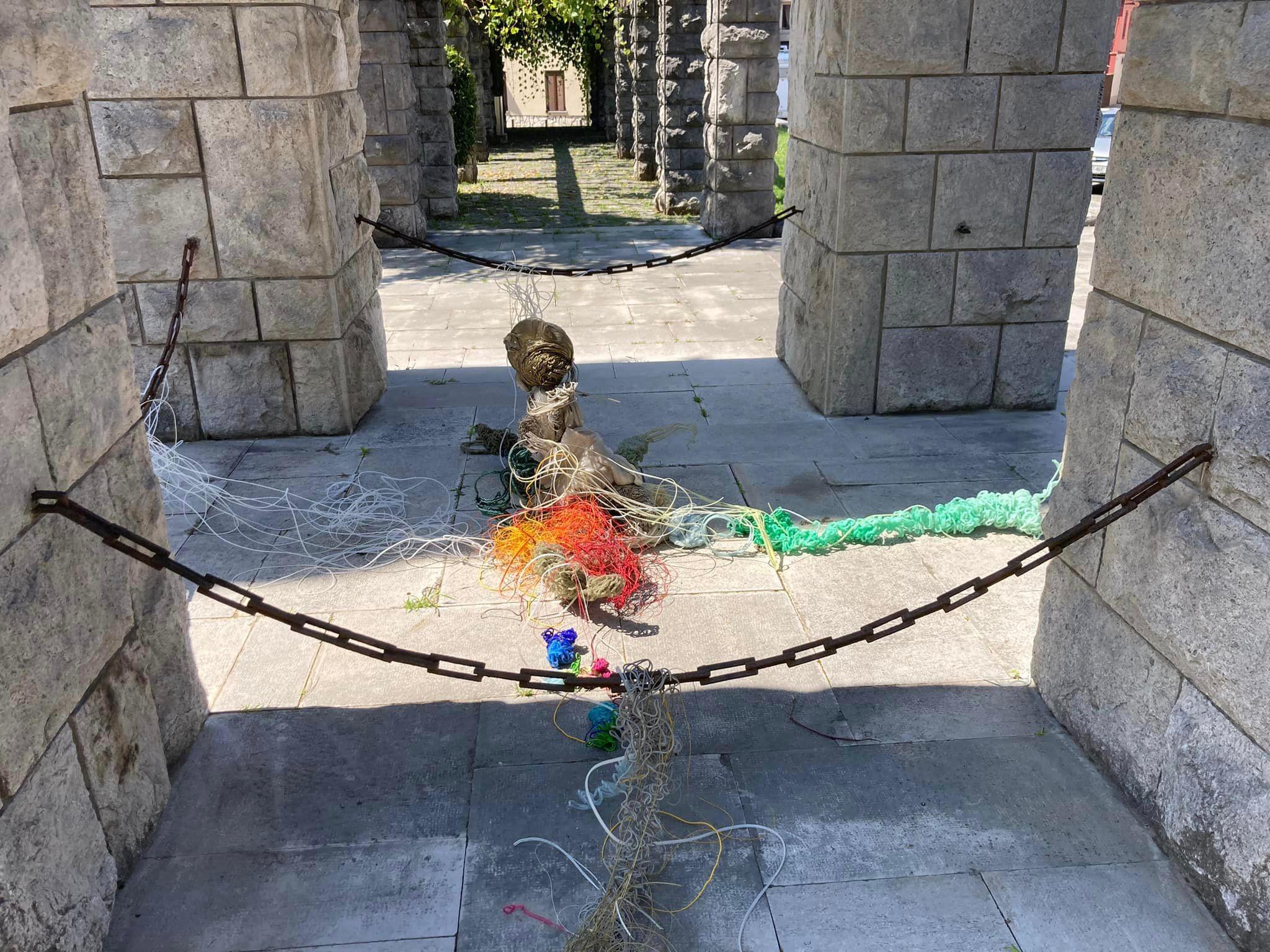 Immagine per Salcano, fili e colori sparsi dietro al monumento ai partigiani