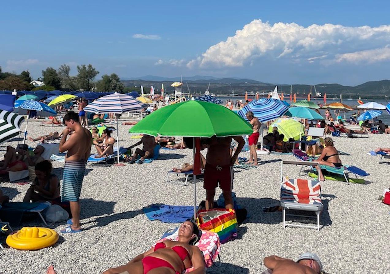 Copertina per Musulmani fanno il bagno vestiti a Monfalcone, Cisint: «Inaccettabile»