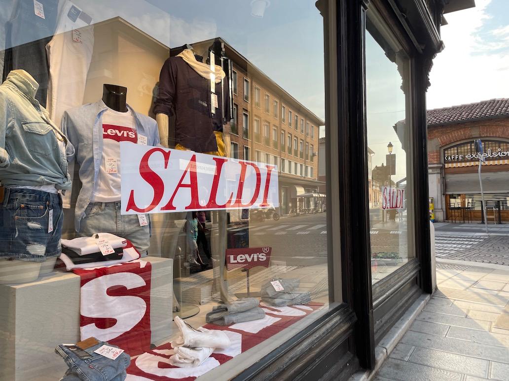 Immagine per Inizio dei saldi a Gorizia, partenza fredda in città: pesa il gran caldo