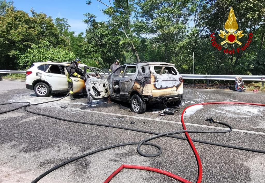 Copertina per Bmw e Ford a fuoco sulla statale a Sistiana, cinque persone in ospedale