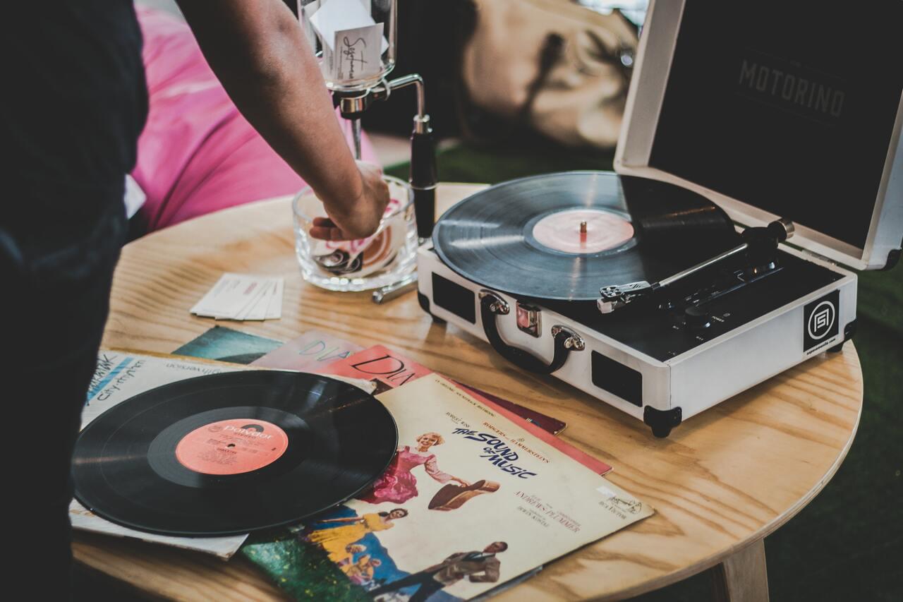 Immagine per Ritorna la fiera del vinile al castello di Kromberk, inizia Vinilvečeri