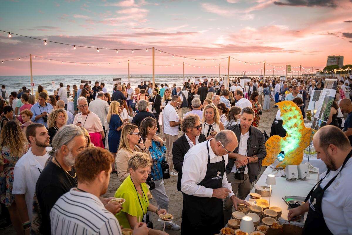 Copertina per La Cena spettacolo arriva in spiagga a Grado, chef e cantine in riva al mare