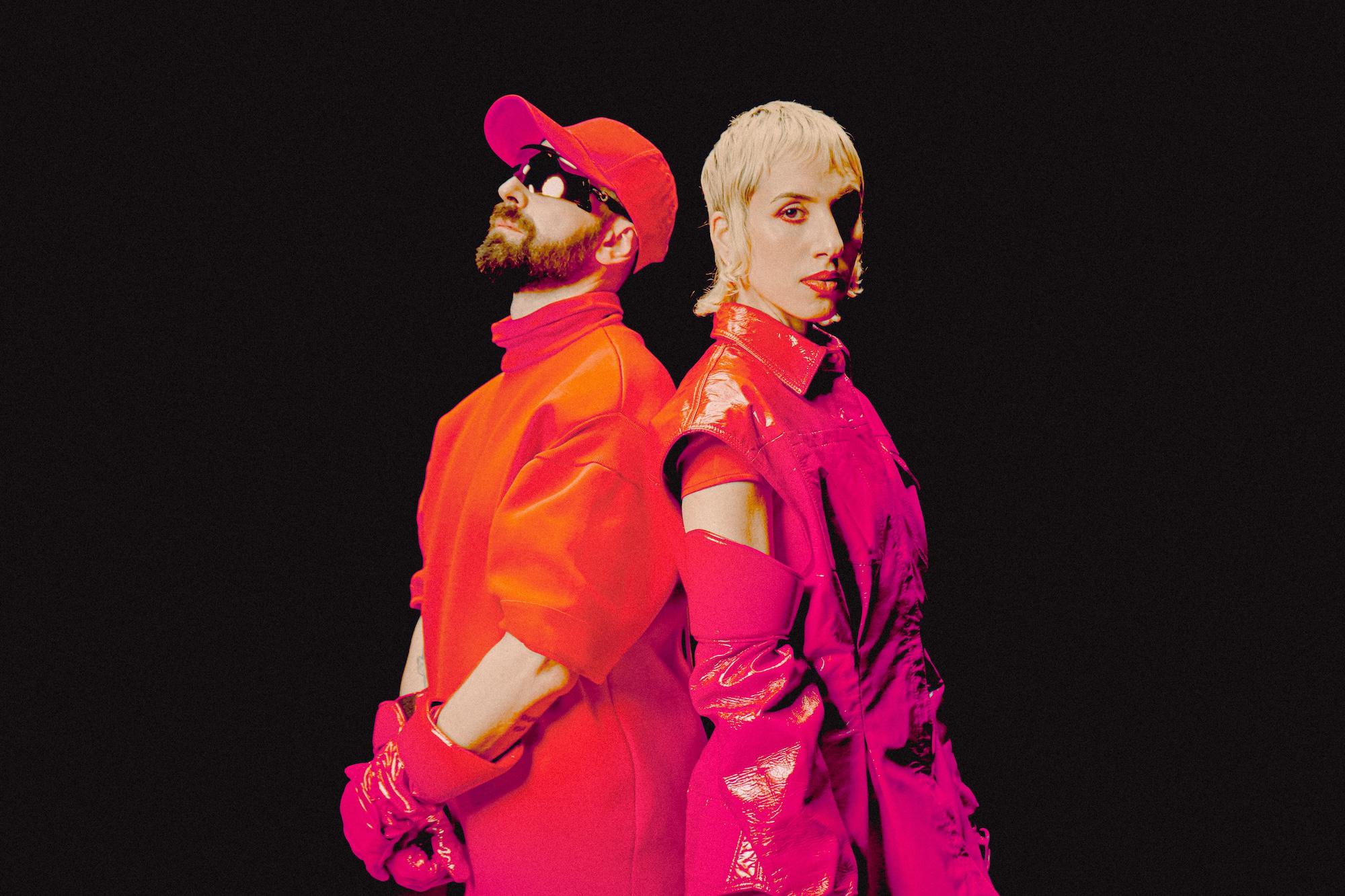 Immagine per Aiello, musica e shopping all'Outlet Village: arriva il concerto del duo Coma Cose