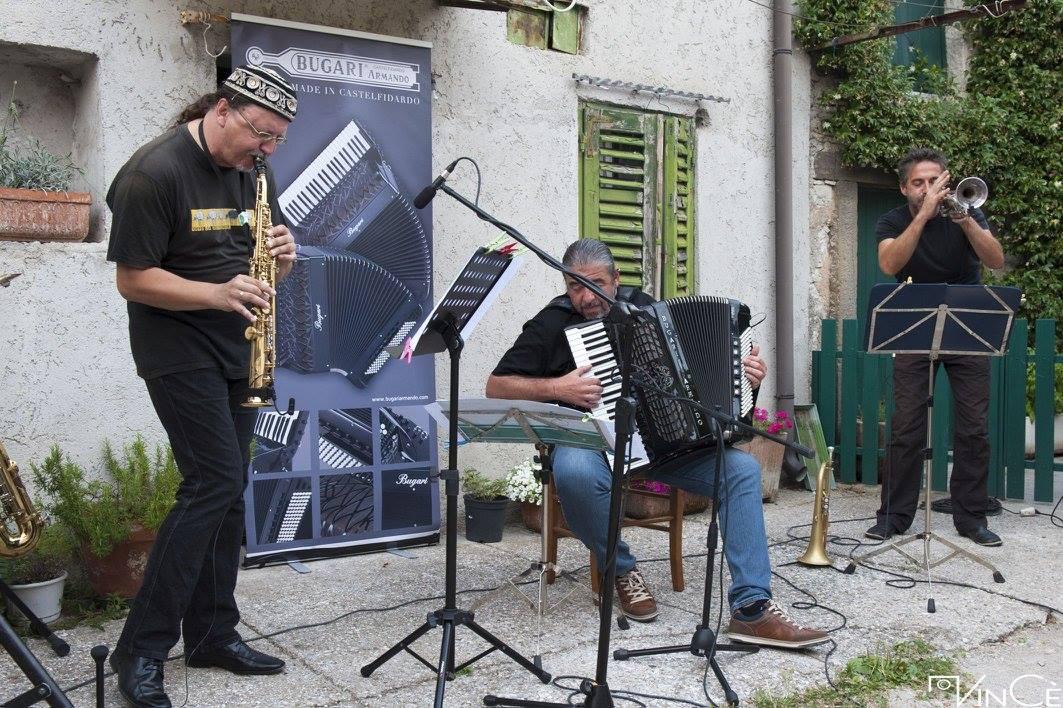 Immagine per Parco nei palchi, l'etno-jazz del Etnoploč Trio apre il sabato mattina a Piuma