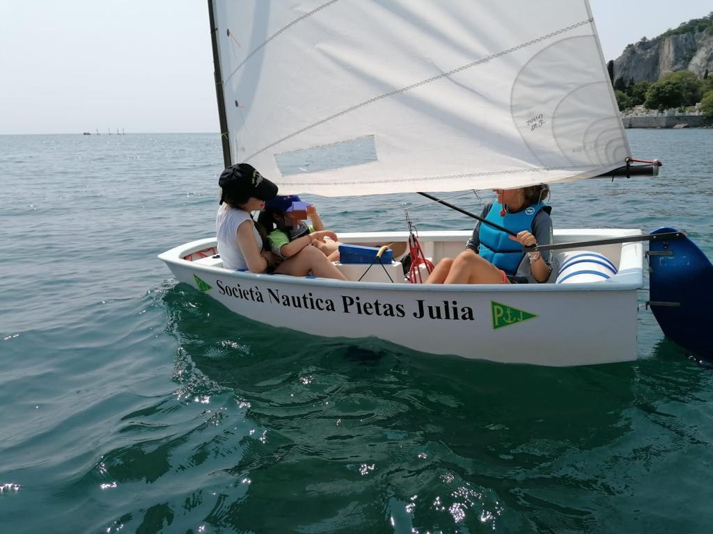 Copertina per La Cena in bianco sulla spiaggia di Sistiana, sport e solidarietà con la Pietas Julia