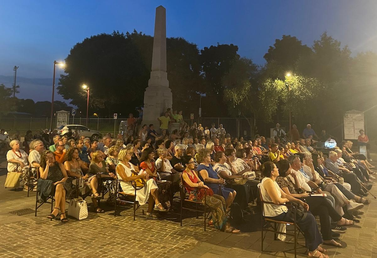 Copertina per Quelle storie di Gorizia negli anni Sessanta, piazza gremita per l'esordio a San Rocco