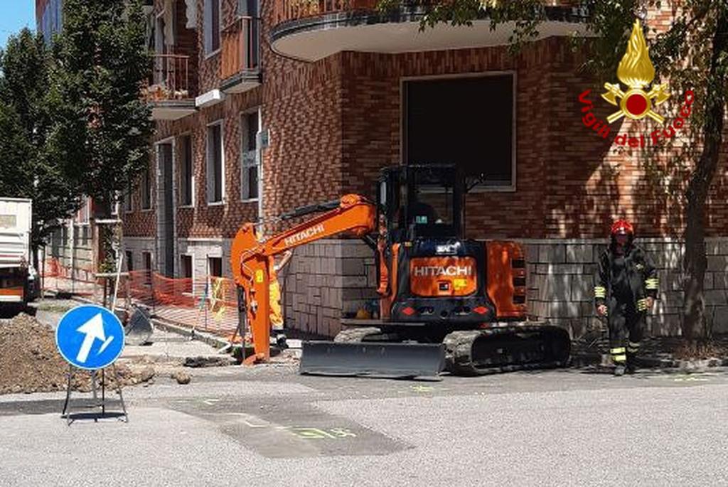 Copertina per Rotta una tubatura in strada a Gorizia, fuga di gas in via Manzoni