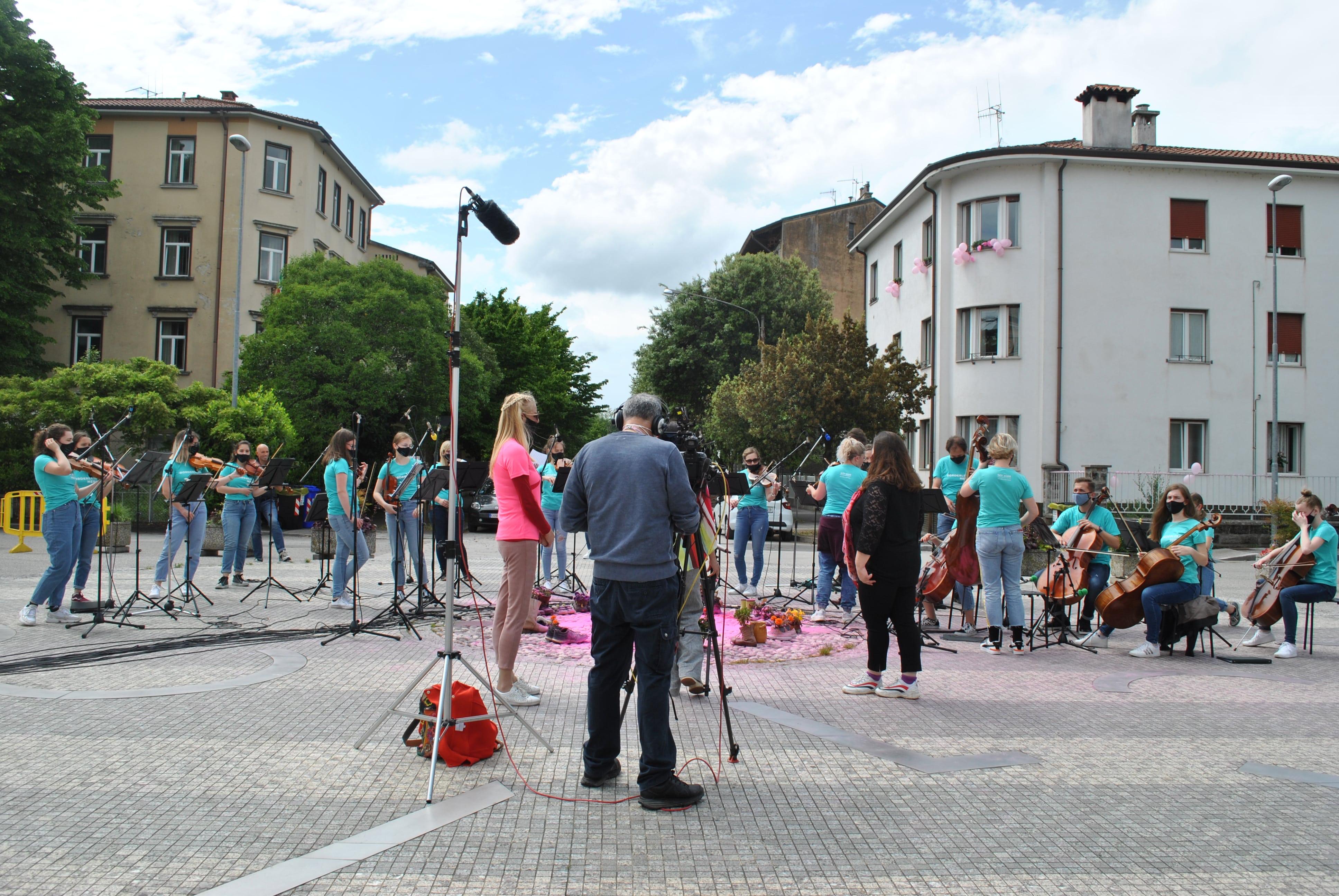 Copertina per Gaffe della Rai sul muro di Gorizia, in Transalpina entusiasmo per il Giro d'Italia