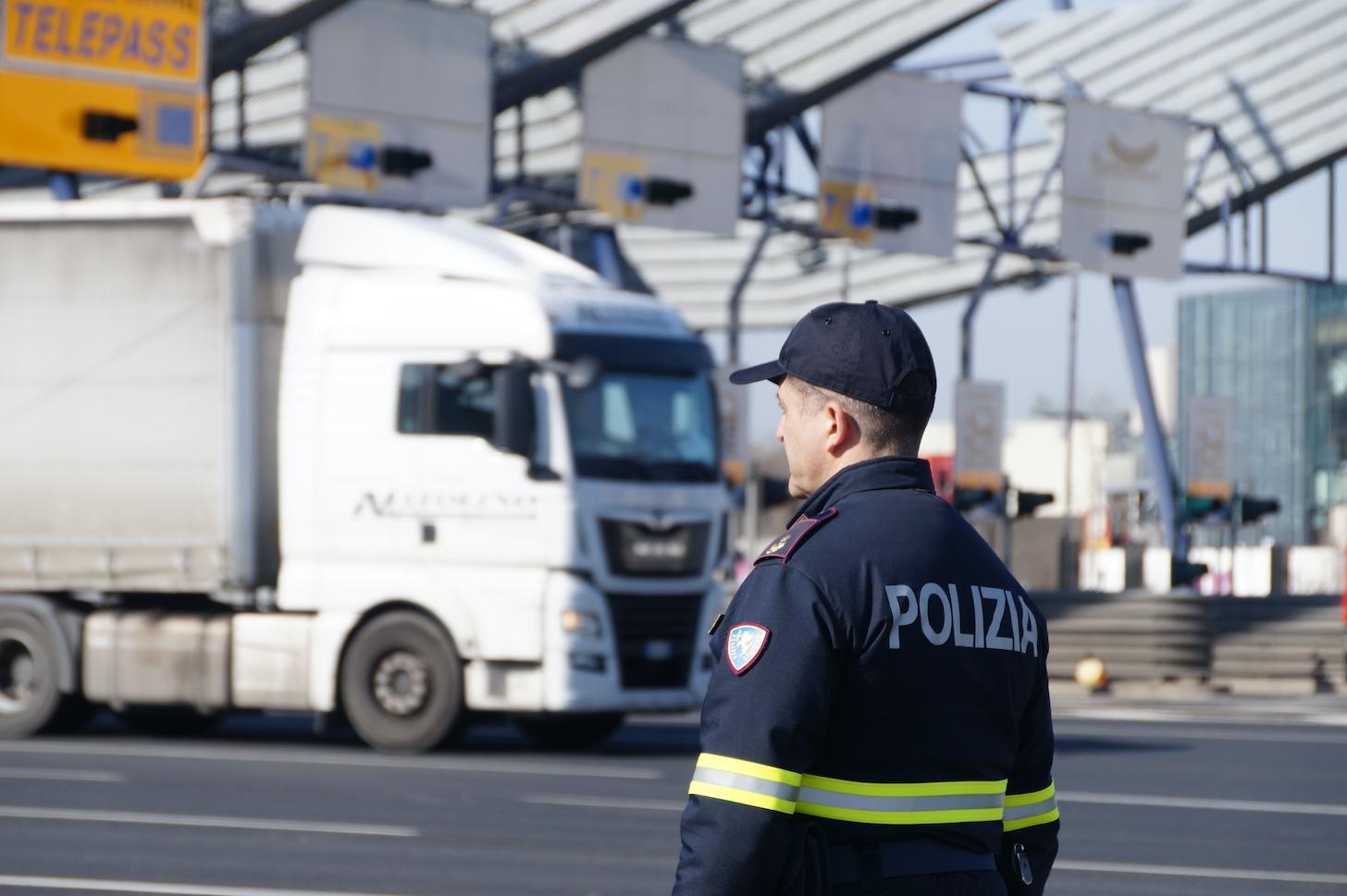 Sfonda il guard rail dell'autostrada con il tir, paura a Villesse