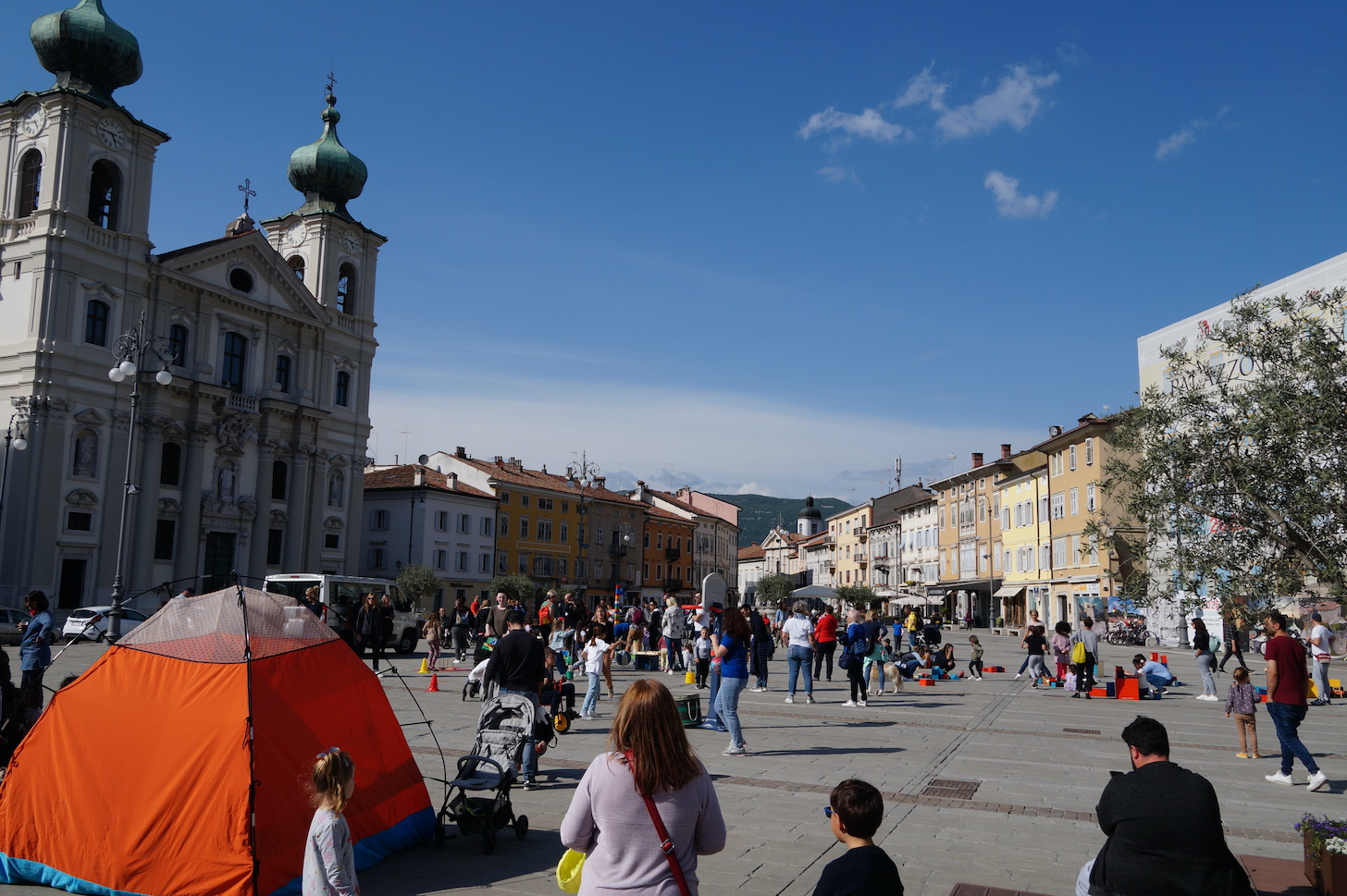 Copertina per Insieme a Gorizia per giocare, i bambini invadono piazza Vittoria