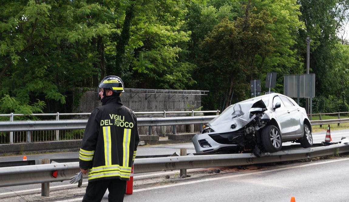 Immagine per Auto contro il guard rail del ponte VIII agosto, ferite madre e figlia