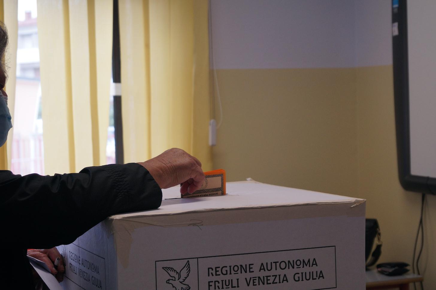 Copertina per Non obbligo mascherina per il voto, spostati tre seggi a Gorizia