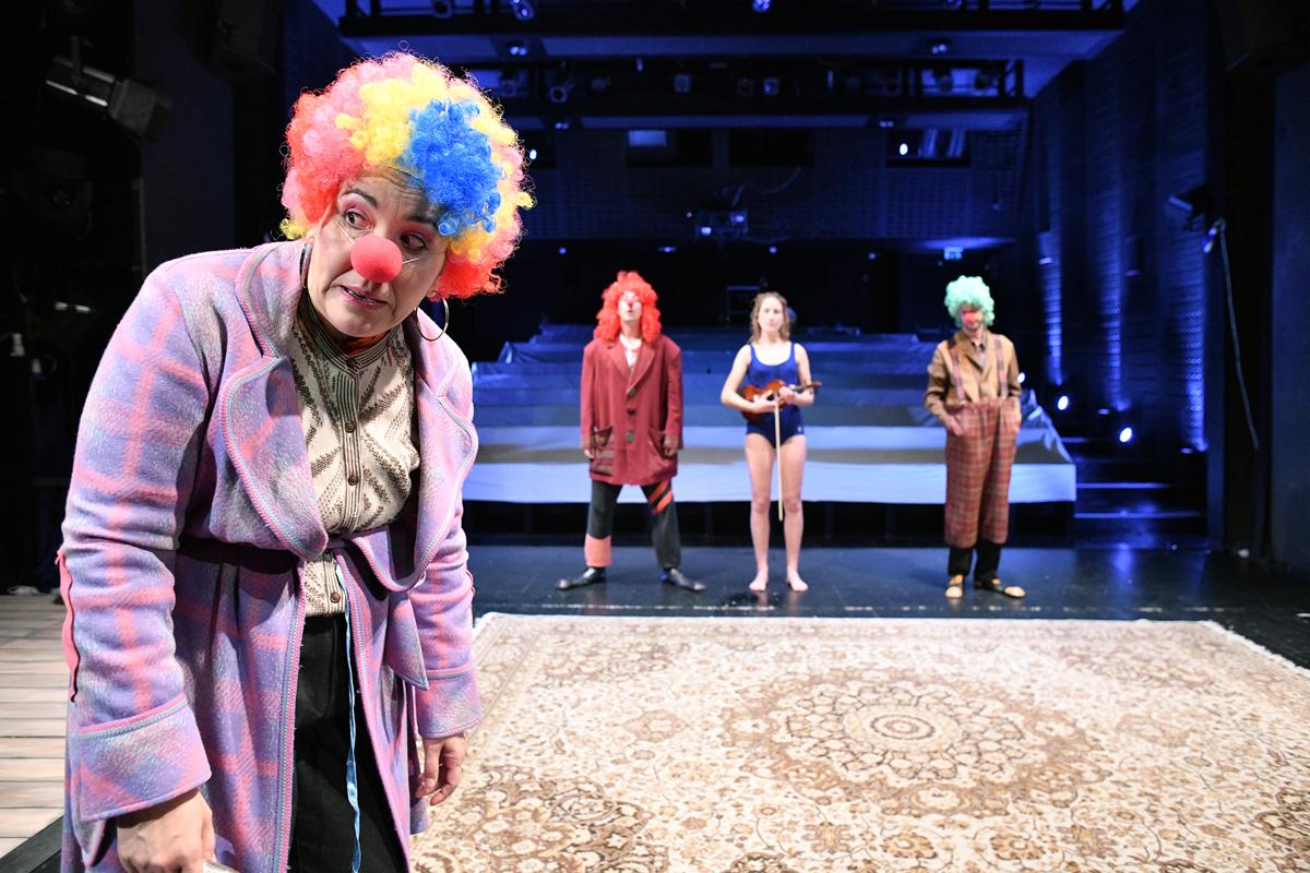 Copertina per Clown e drammi di famiglia, la premiata opera di Grumić a Nova Gorica