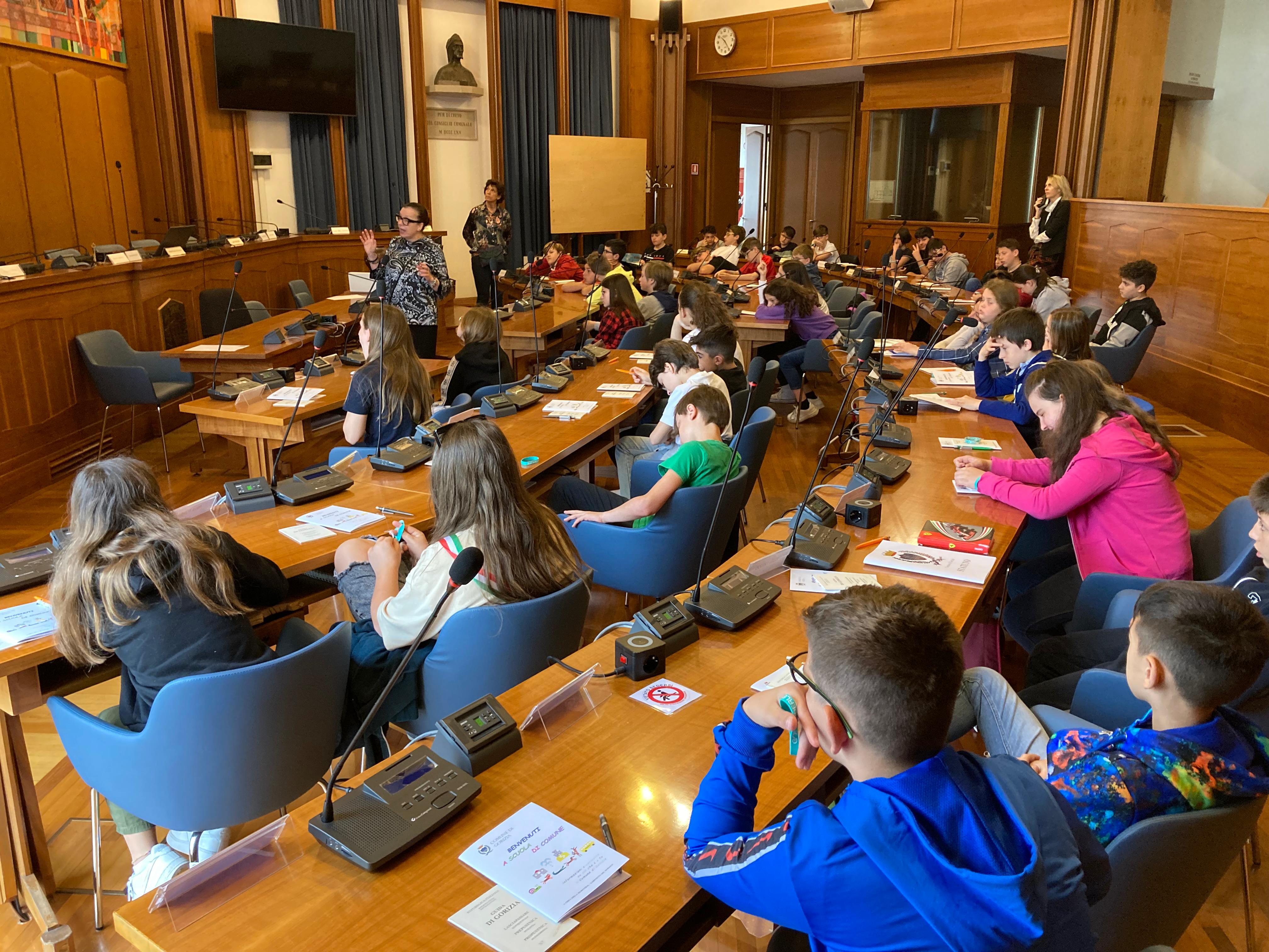 Immagine per Bambini sui banchi dell'Aula a Gorizia, gli studenti scoprono il Comune