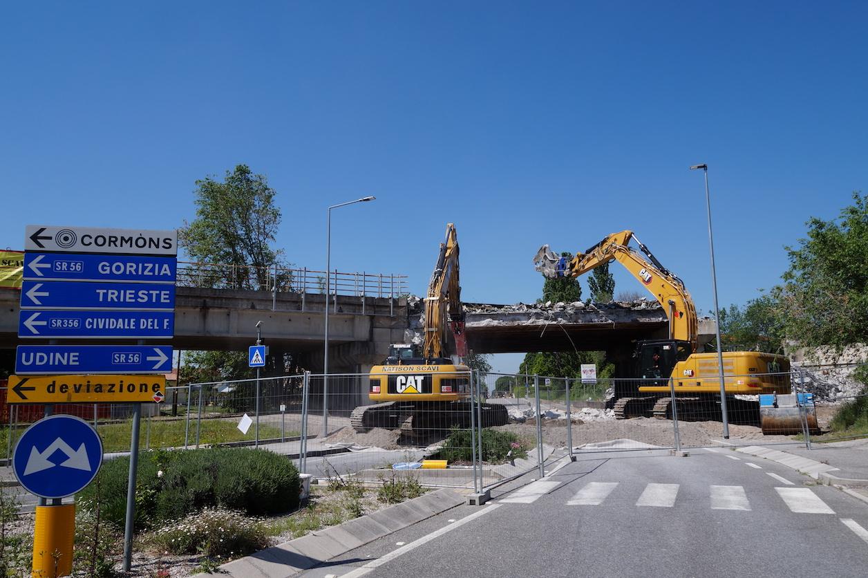 Inizia la demolizione dell'Ecomostro di Cormons, deviazioni al traffico