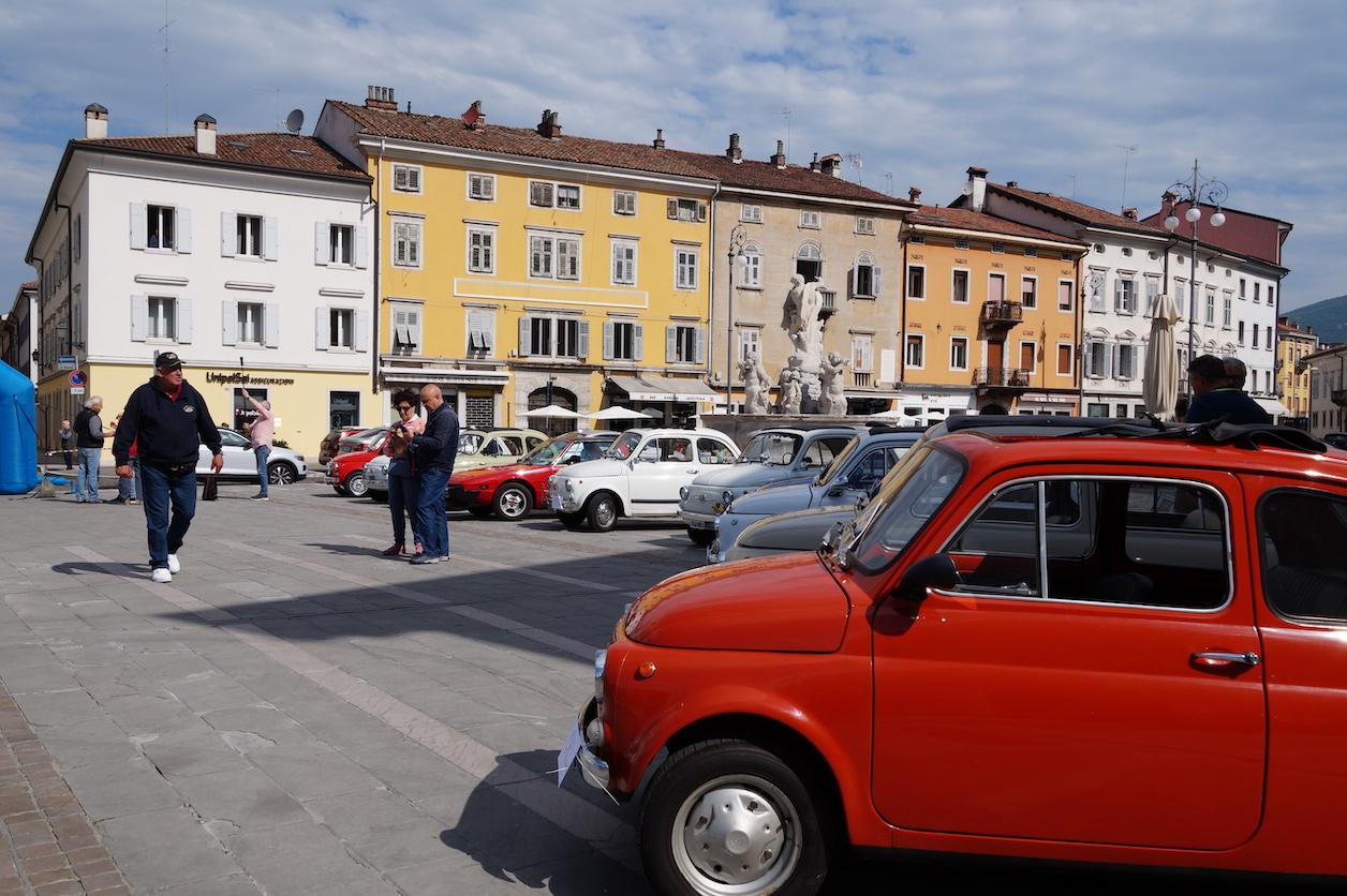Copertina per Le Fiat 500 pronte a invadere Gorizia, ritorna il raduno delle iconiche auto