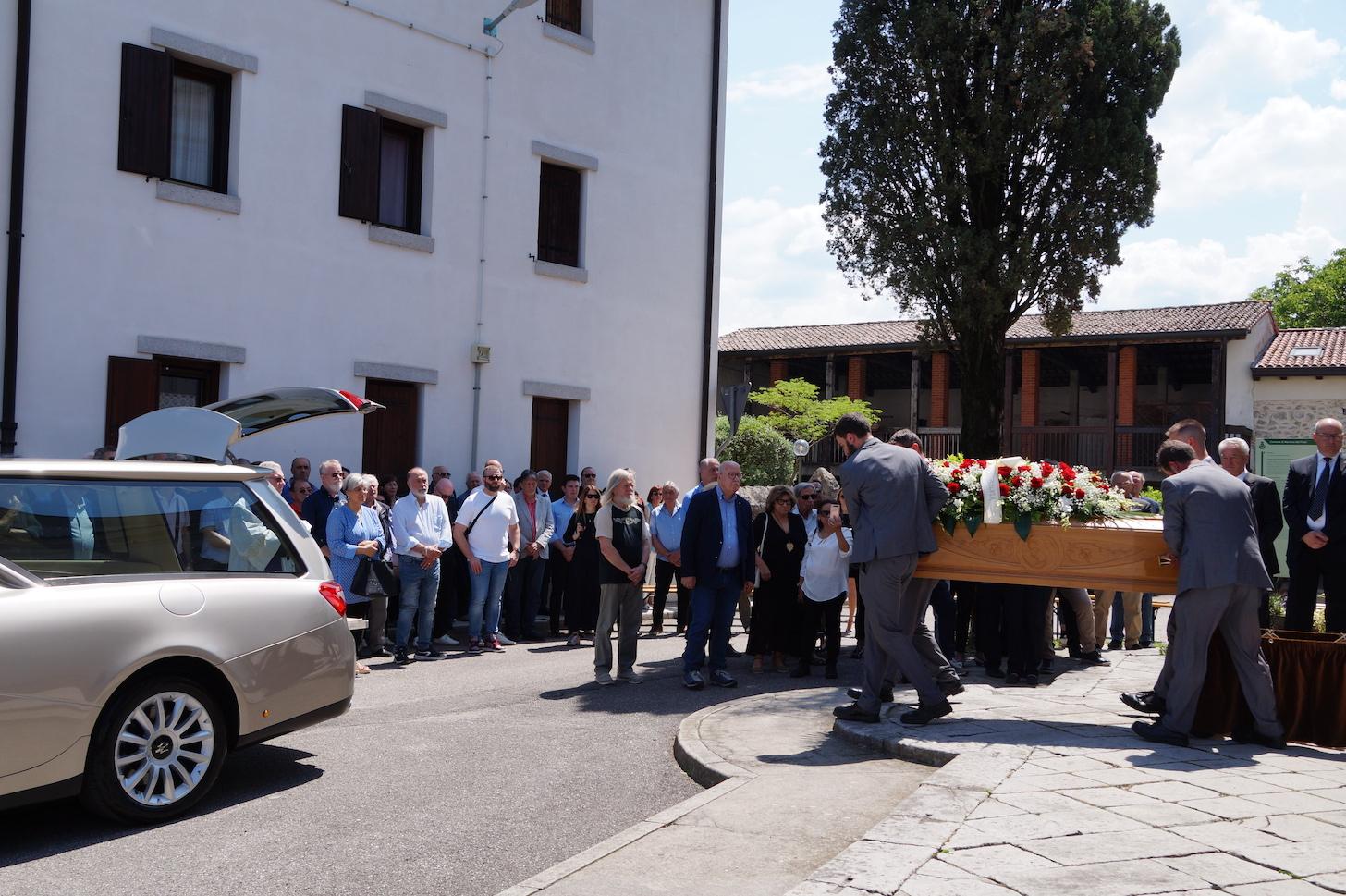 Copertina per Corona gremita per l'addio a Eddi Luisa, «famiglia e azienda suoi pilastri»