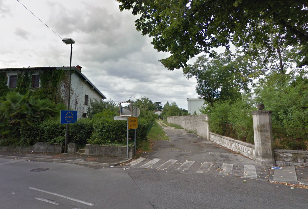 Copertina per Gorizia presta una stradina a Šempeter-Vrtojba, il caso sul confine