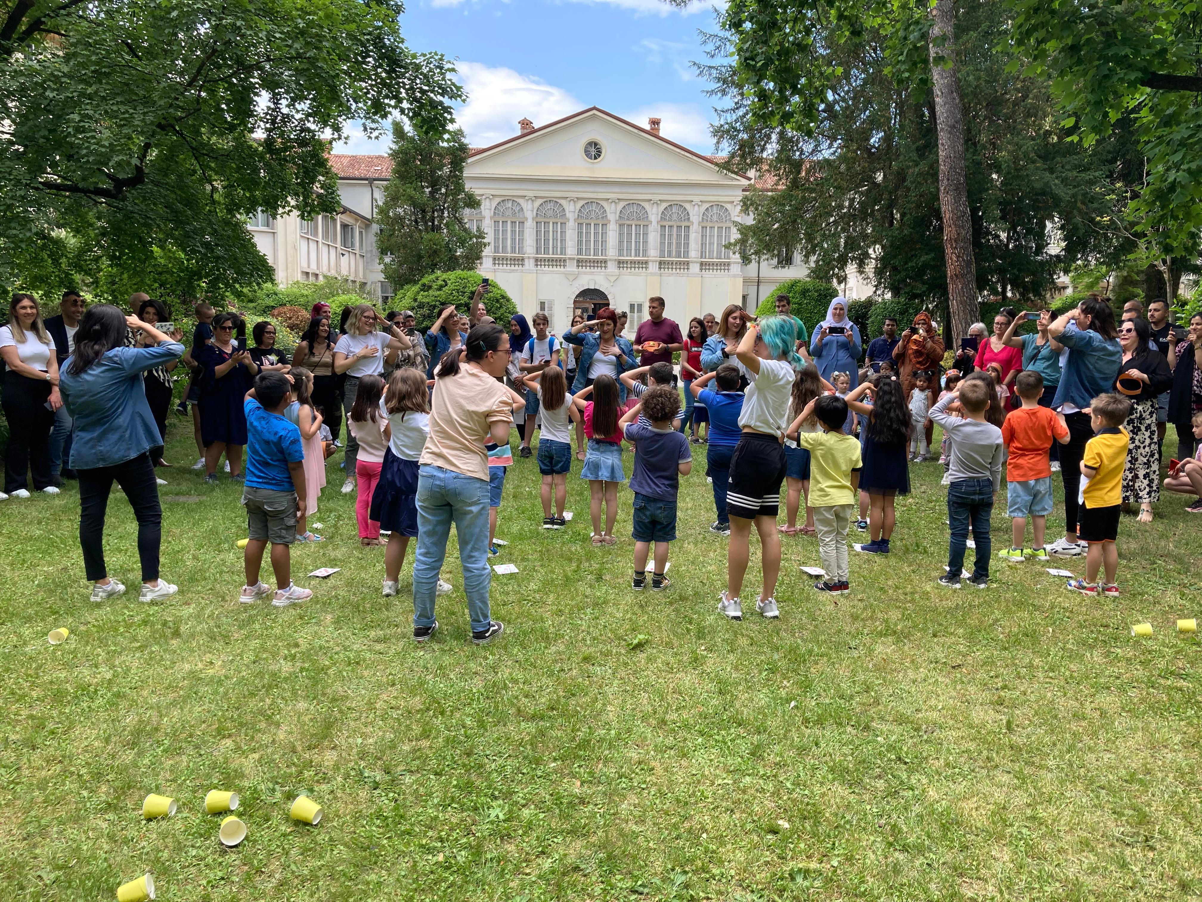 Copertina per Bambini in festa a Gorizia, gli studenti di Capriva con i carabinieri