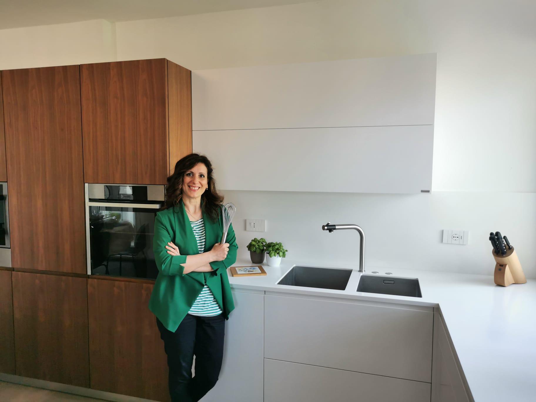 Copertina per Stefania lascia il lavoro per la pasticceria in casa: prima Iad a Gorizia