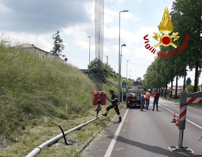 Immagine per Auto contro un palo sotto la stazione di Sagrado, interviene l'autogru