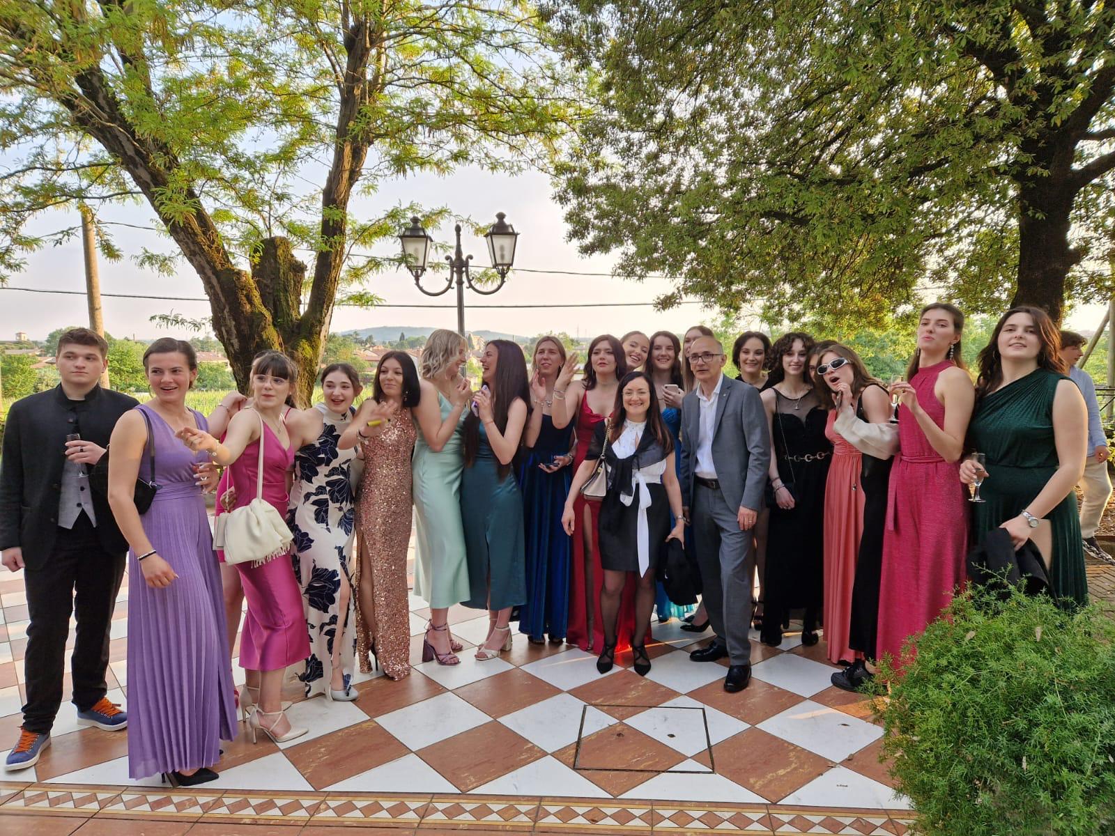 Copertina per Abiti eleganti e brindisi in centro, maturandi in festa a Gorizia