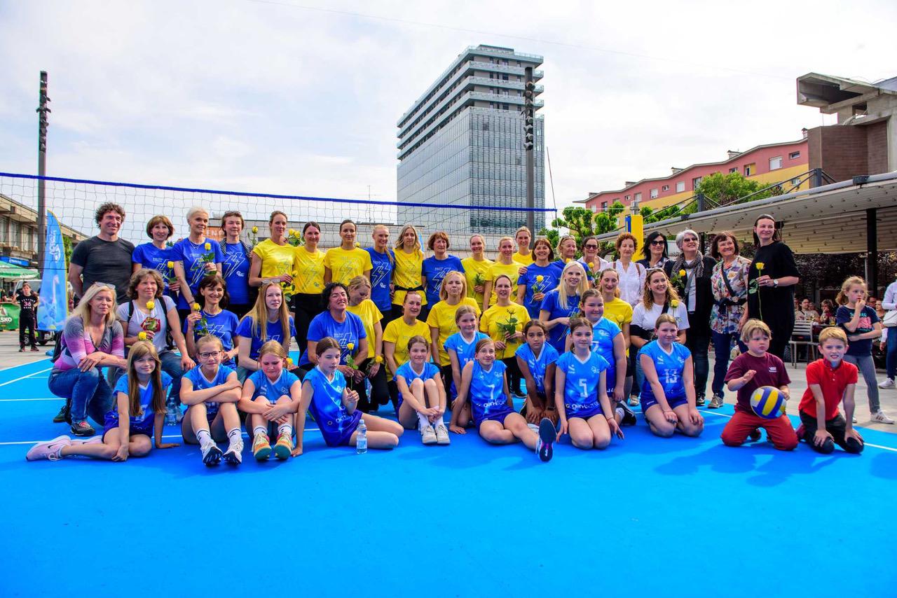 Copertina per Mezzo secolo di pallavolo rosa a Nova Gorica, mille persone in piazza