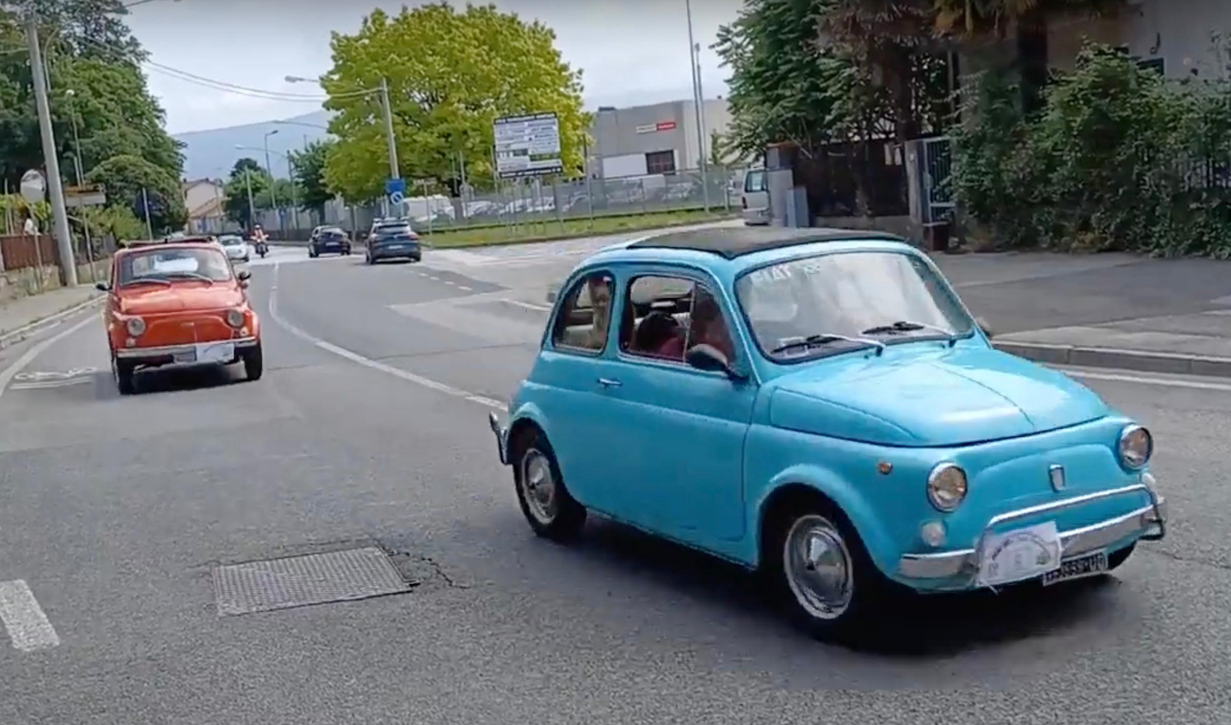 Immagine per Le novanta Fiat 500 colorano il cuore di Gorizia, il serpentone di auto in città