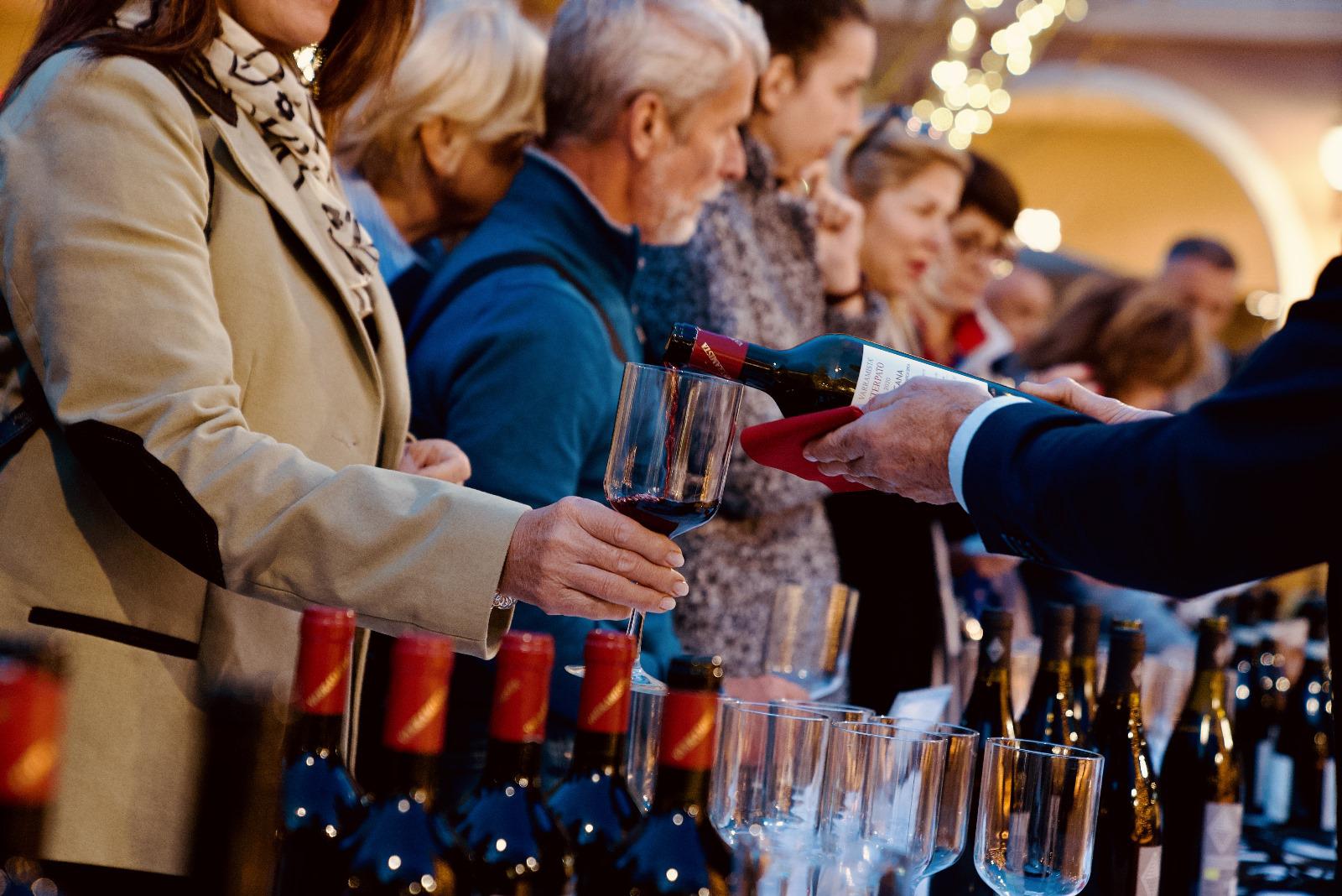 Aiello, brindisi e degustazioni con Cantine Aperte in anteprima all'Outlet Village