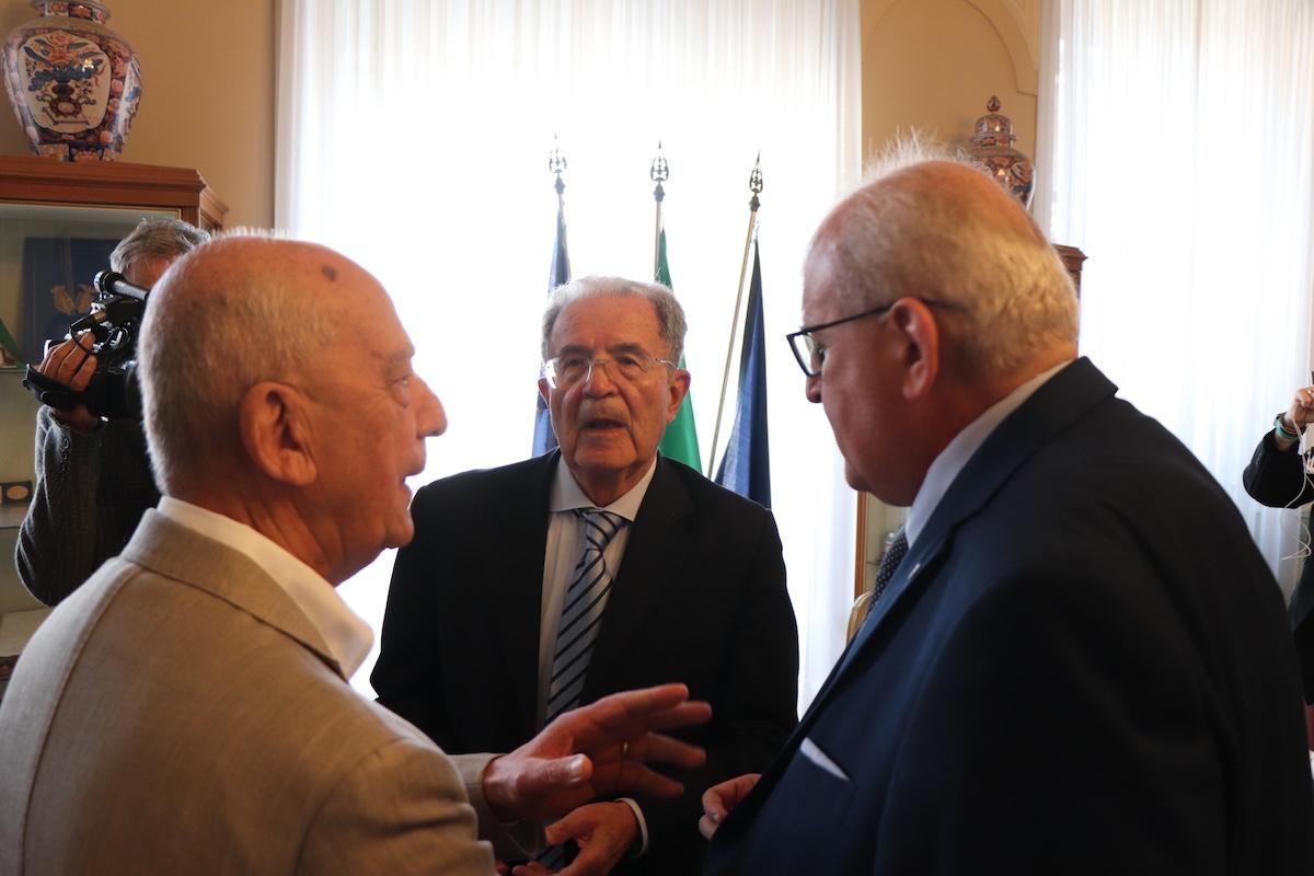 Immagine per L'ex presidente Prodi 20 anni dopo quella notte a Gorizia, «siete simbolo per l'Europa» 