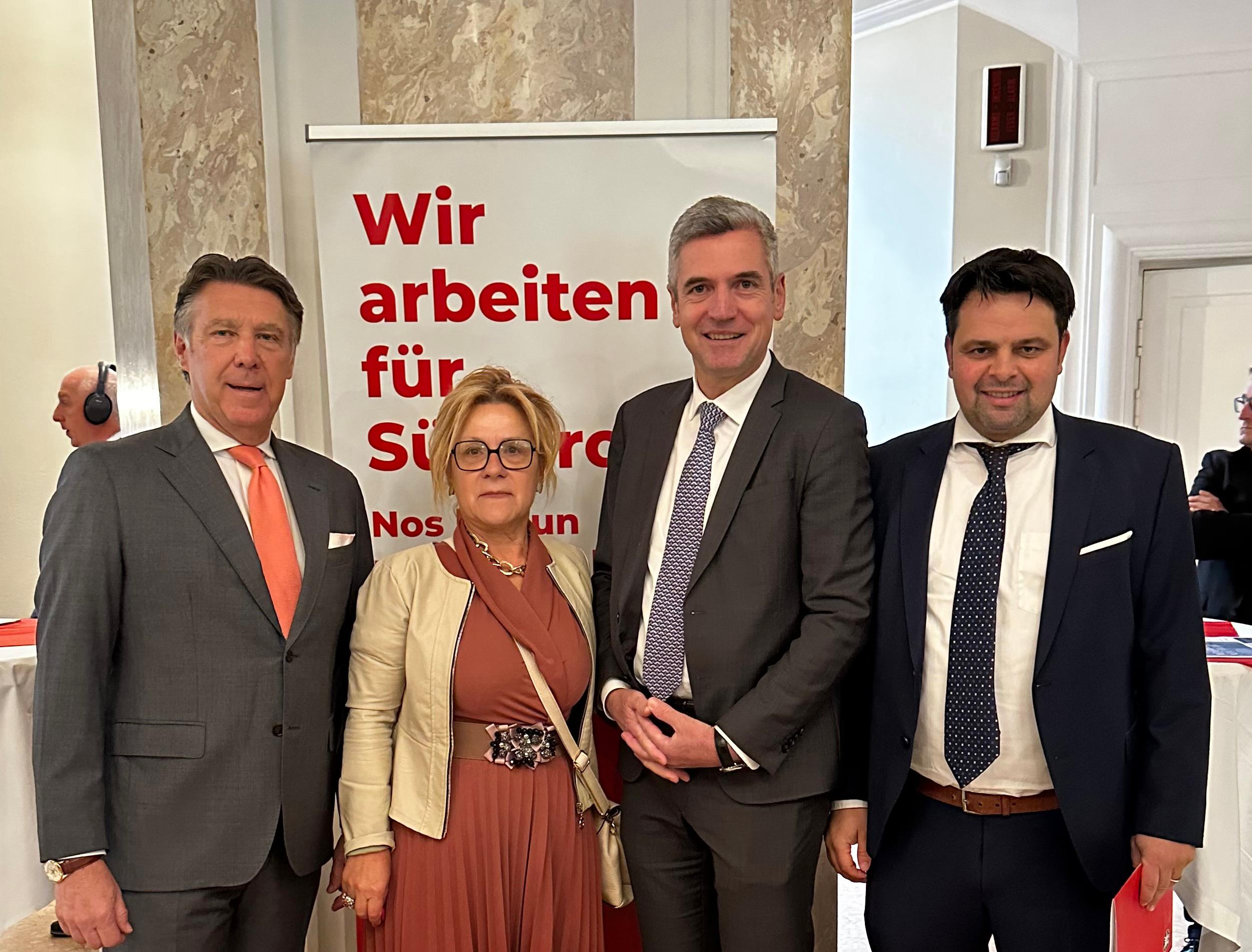 Copertina per La Slovenska skupnost al congresso Svp, pressing su riforme per la minoranza