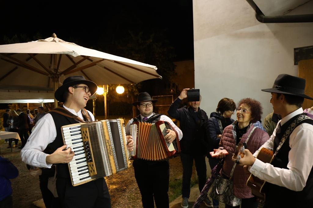 Immagine per La festa nel rione di Sant'Andrea, musica e torta per cento anni della comunità