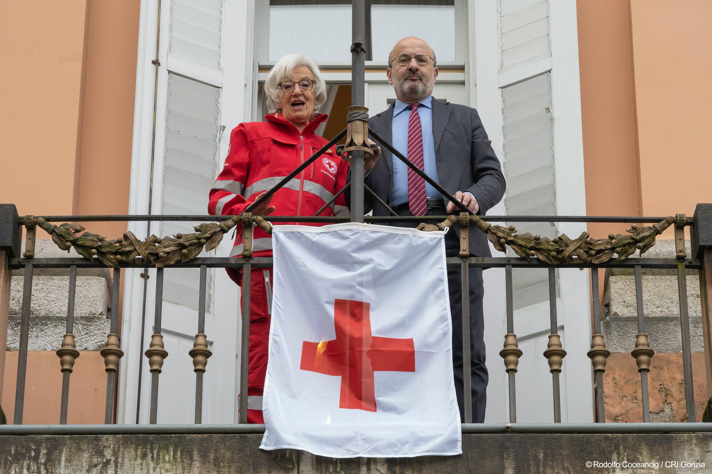 Copertina per La Croce rossa italiana celebra 160 anni, bandiera in Prefettura a Gorizia