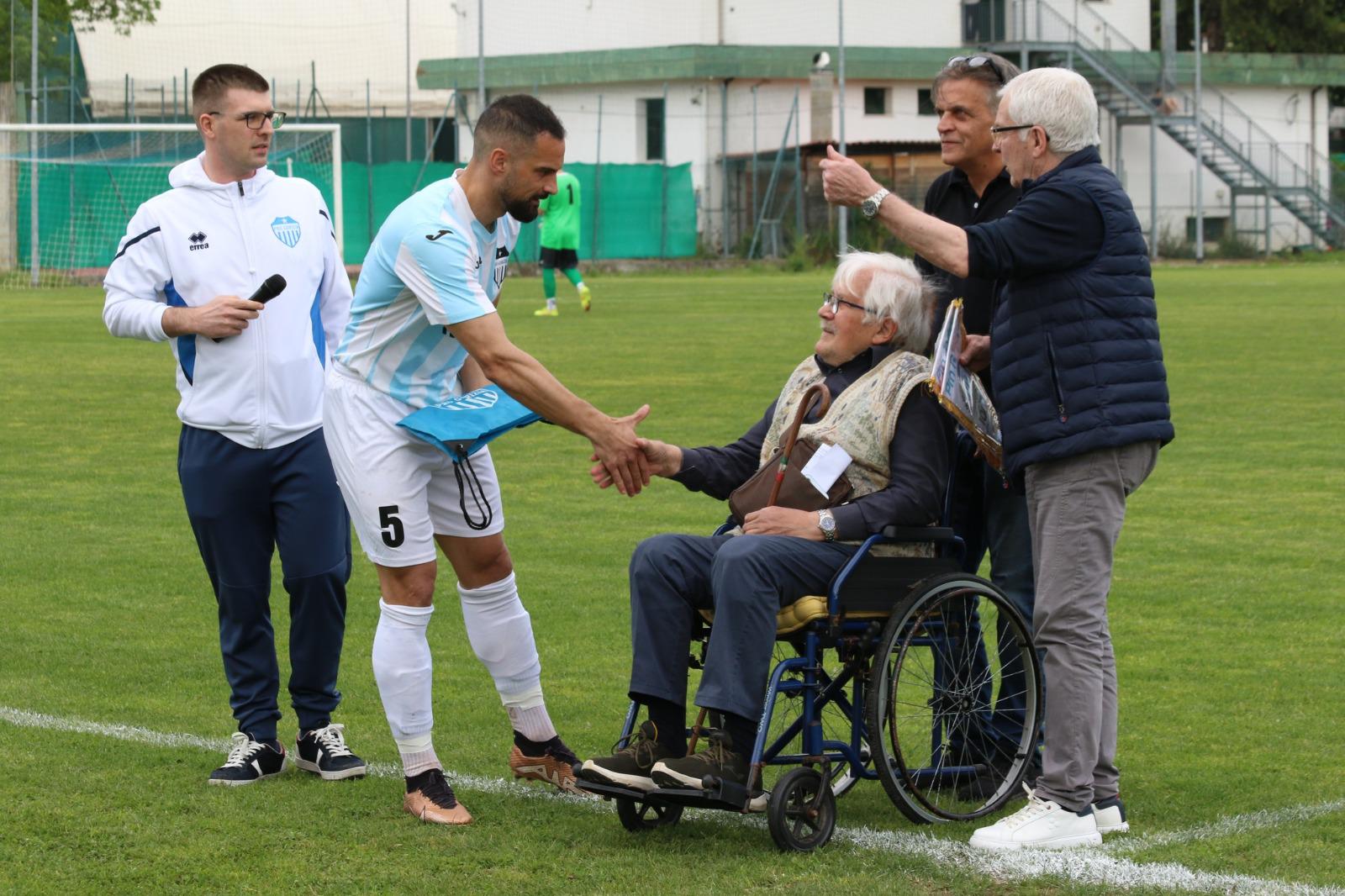 Immagine per Eccellenza, la dedica al super tifoso Antonino nella vittoria della Pro Gorizia