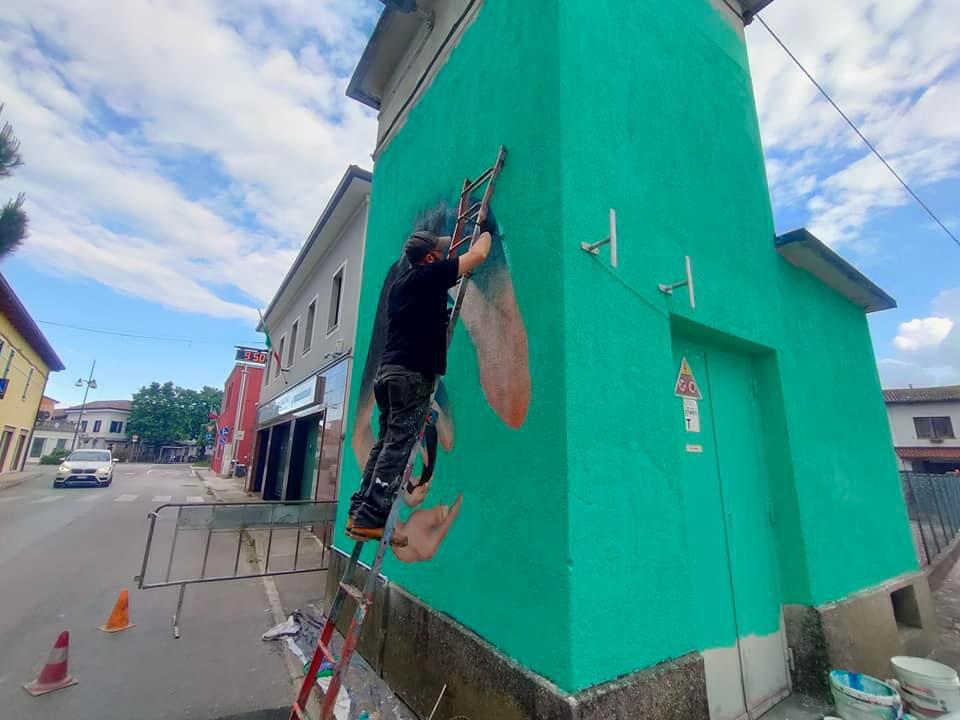 Immagine per La street art e il rispetto dei diritti Lgbtqia+, nuova cabina colorata a Turriaco