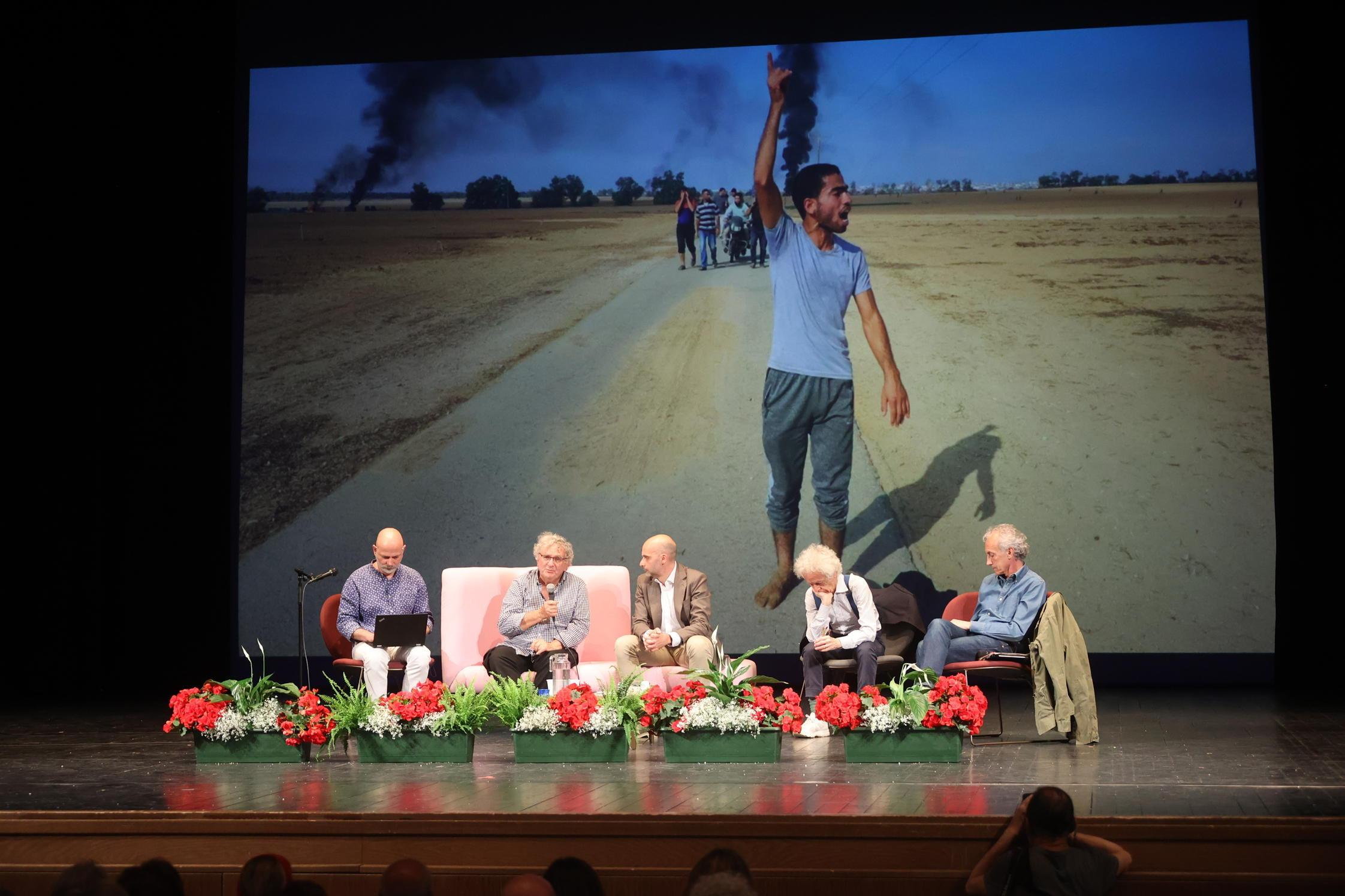 Copertina per Gran finale di èStoria sulle date di Israele e Gaza, fischi e applausi a Gorizia