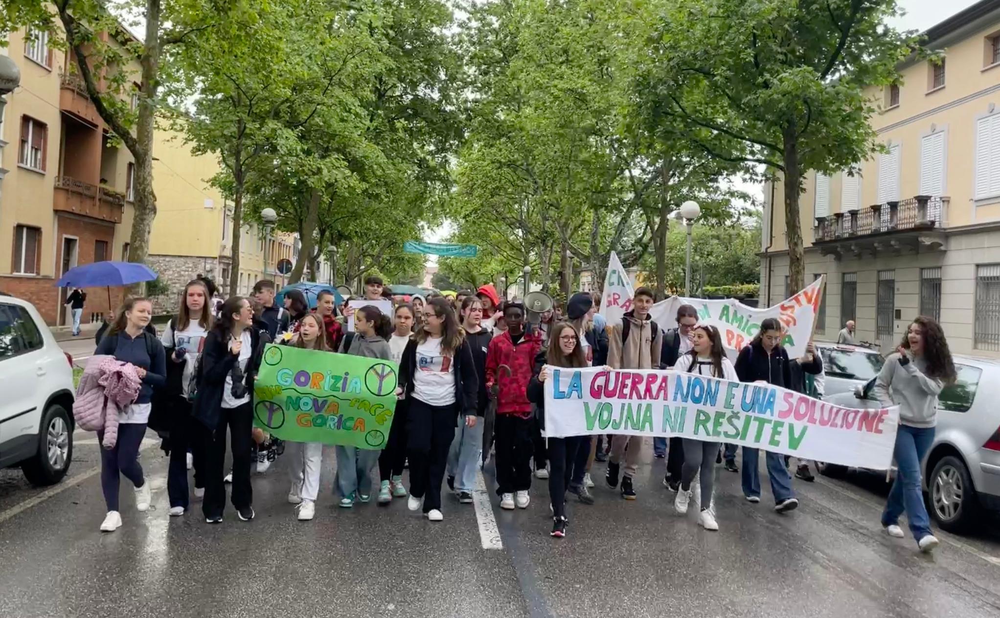 Immagine per L'onda di 350 ragazzi marcia sul confine a Gorizia, «la guerra non è soluzione»