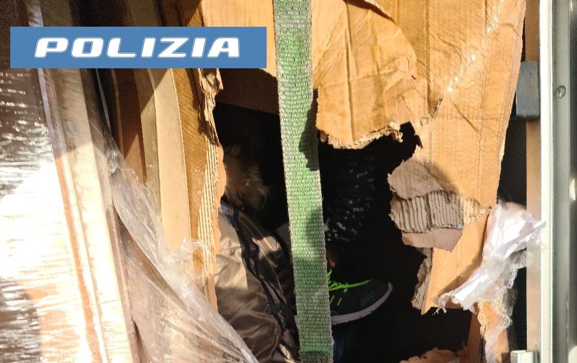 Copertina per Centinai di chilometri in scatole su un furgone, 5 migranti scoperti a Gorizia