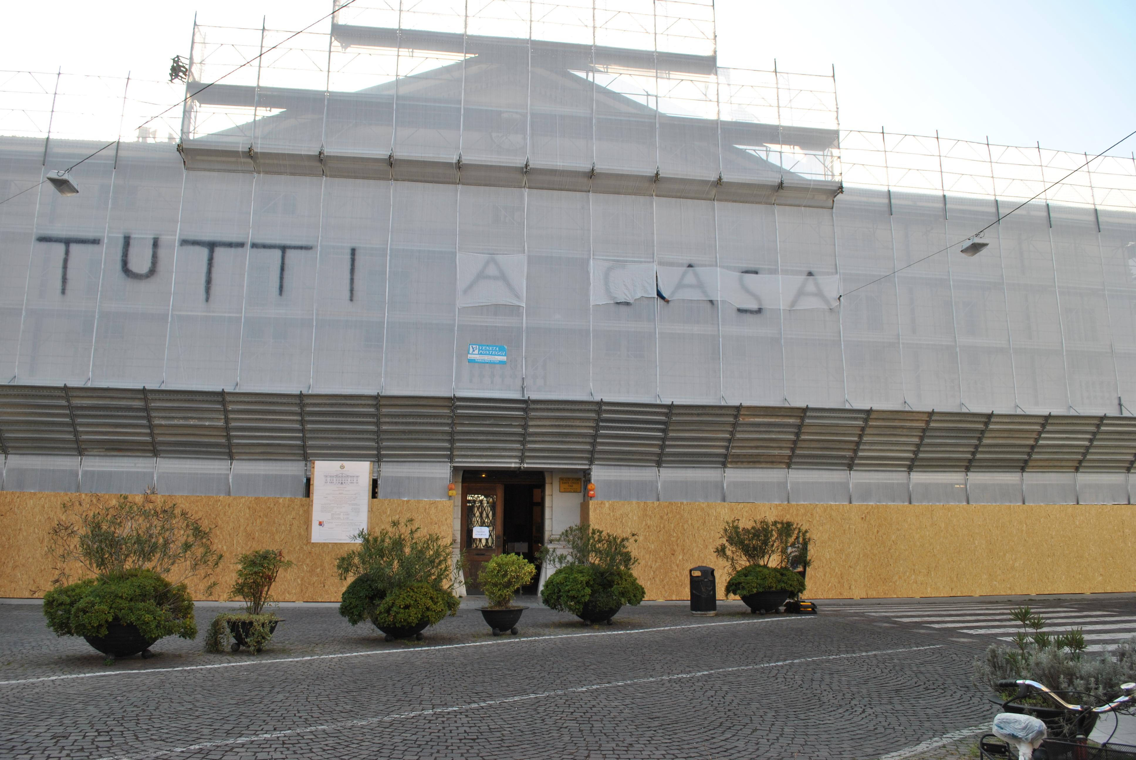 Copertina per Pesce d'aprile sul municipio di Gorizia, il cantiere diventa una tela per i vandali