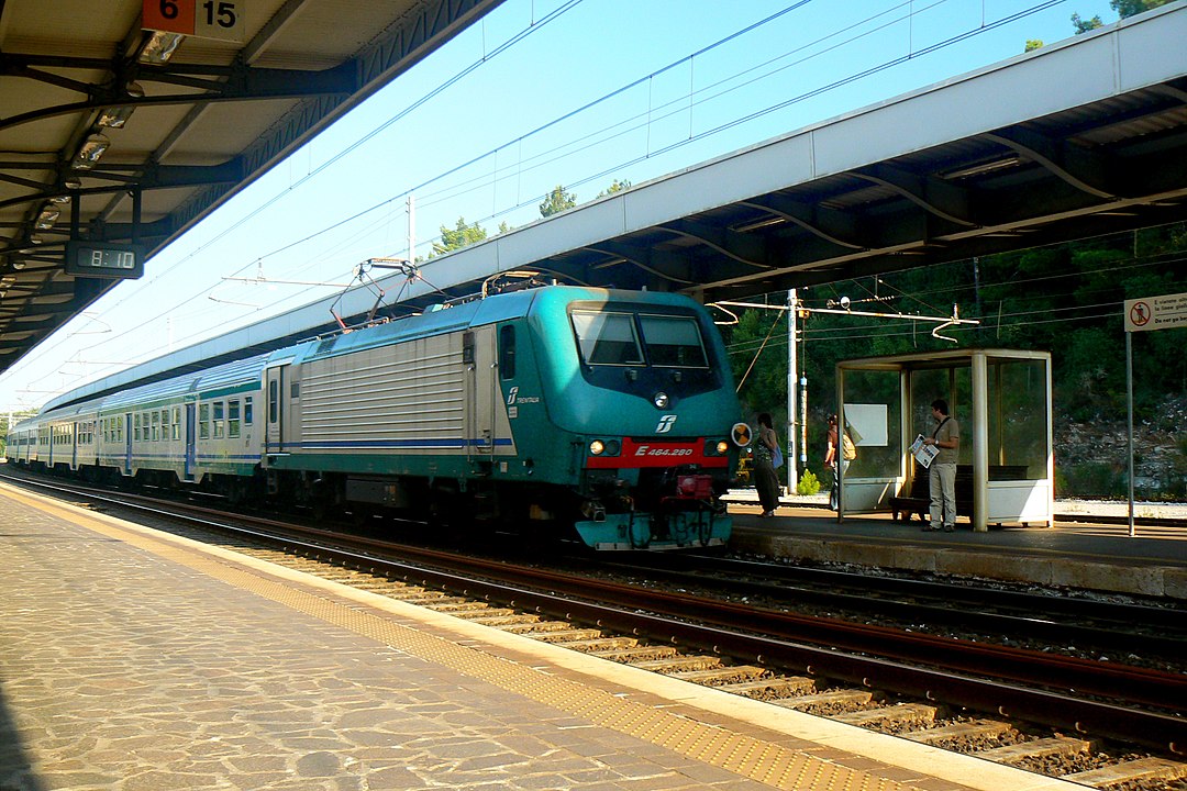 Immagine per Incendio sulla ferrovia, treni bloccati e in ritardo a Monfalcone