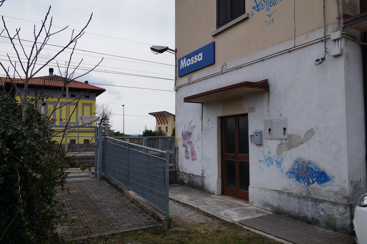 La stazione di Mossa attende il suo futuro, idee per pendolari e turismo