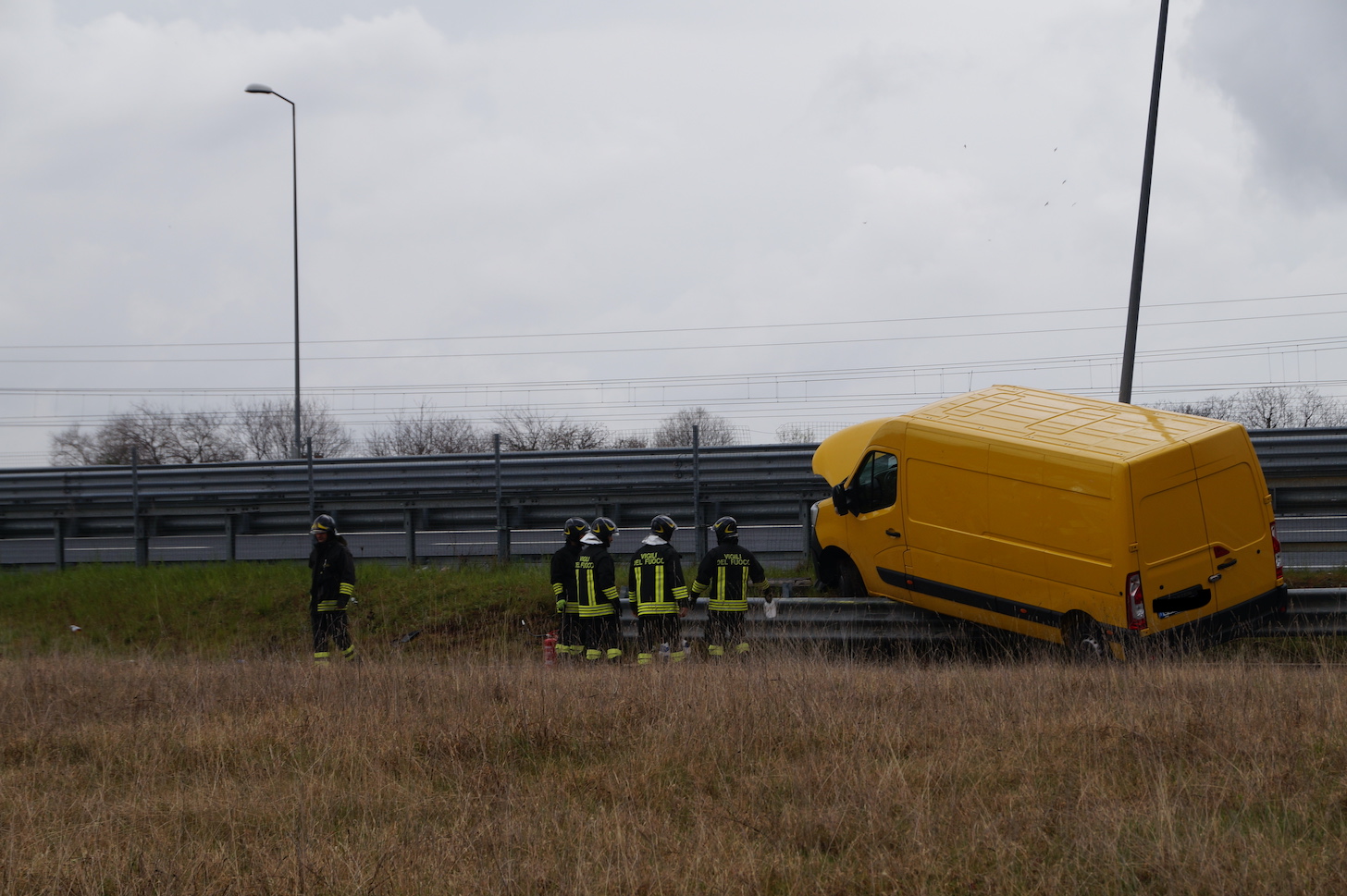 Abbatte il lampione e finisce sul guardrail, incidente all'Interporto di Gorizia