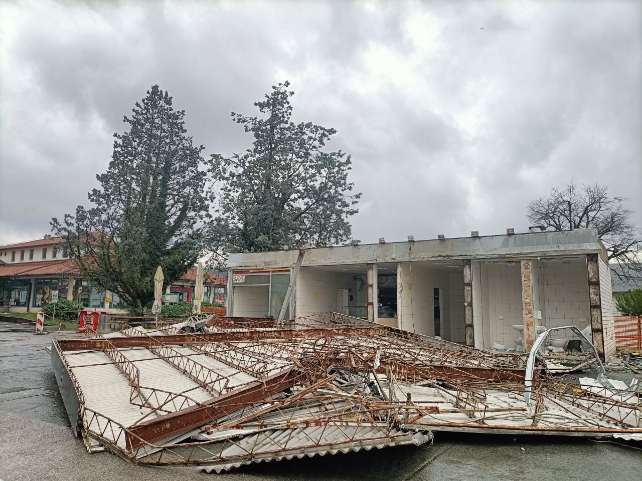 Immagine per Addio al vecchio Pekarna, demolito il famoso fast food di Casa Rossa