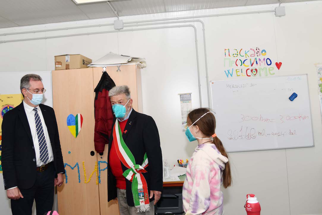 A scuola nei prefabbricati, una bambina ucraina nel plesso di Terzo