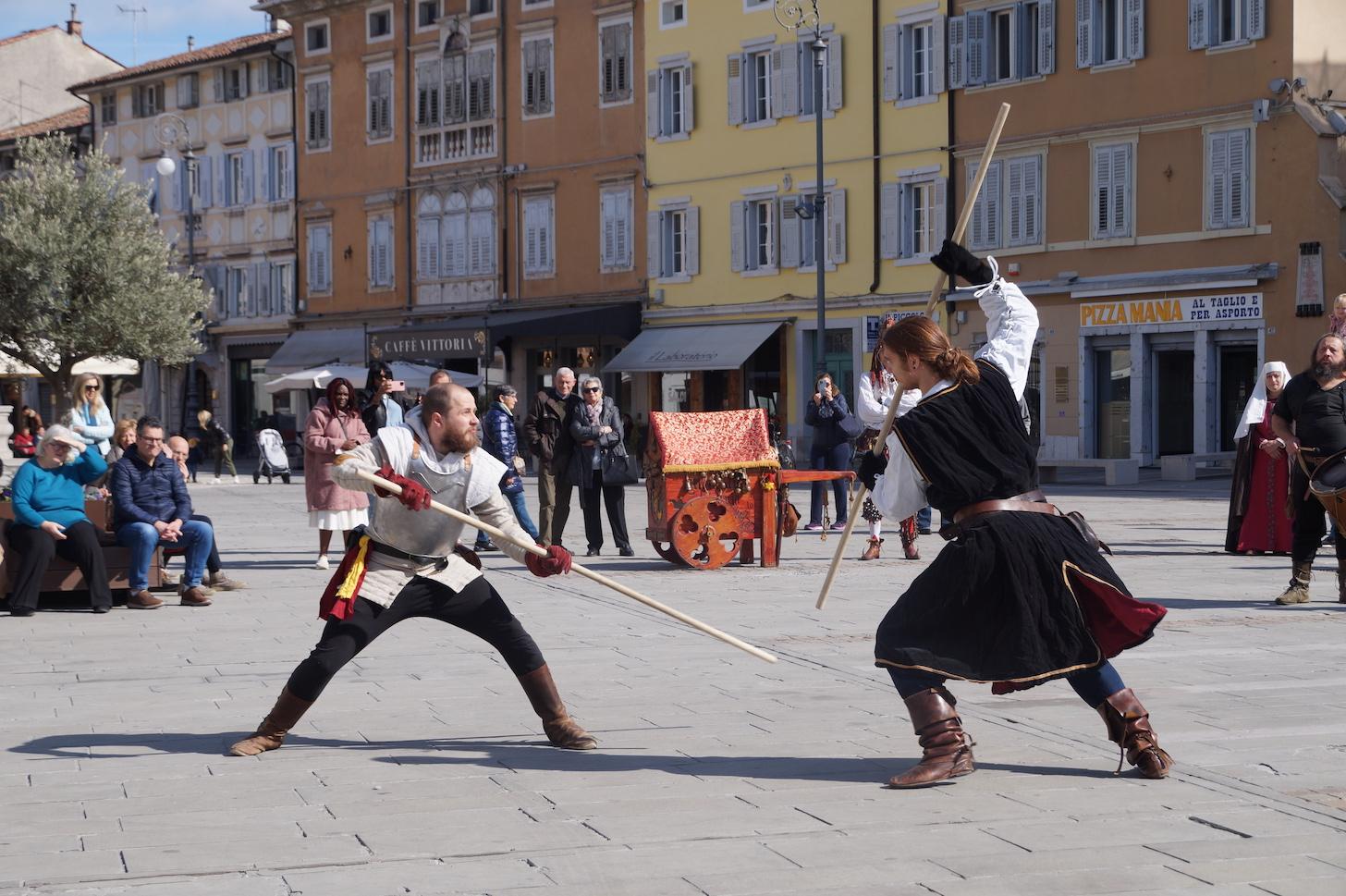 Copertina per Le antiche imprese medievali a Gorizia, tamburi e duelli sfilano in città