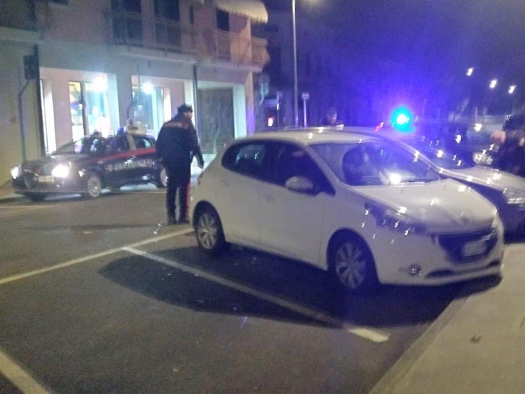 Finisce contro fila di auto parcheggiate a Romans, 37enne in ospedale