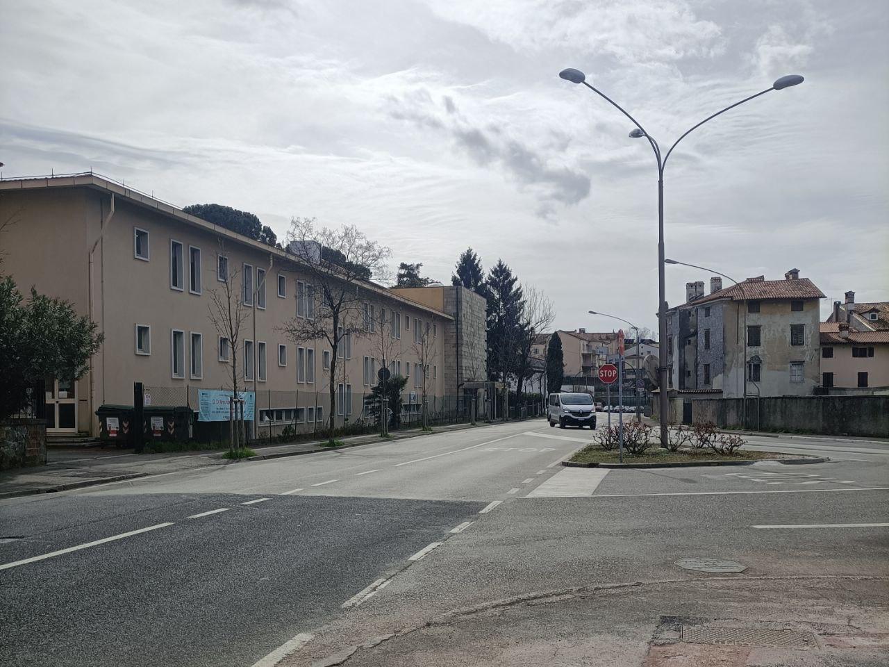 Copertina per Auto troppo veloci lungo via Brass, il Kulturni dom chiede più sicurezza
