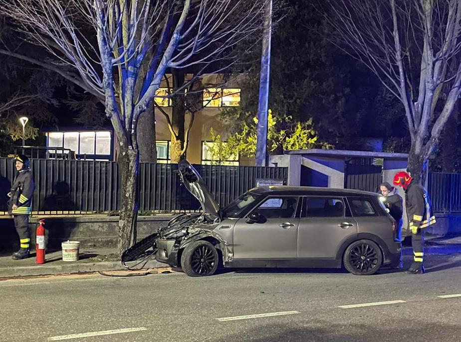Immagine per Ronchi, auto finisce contro un albero nella notte: due persone ferite